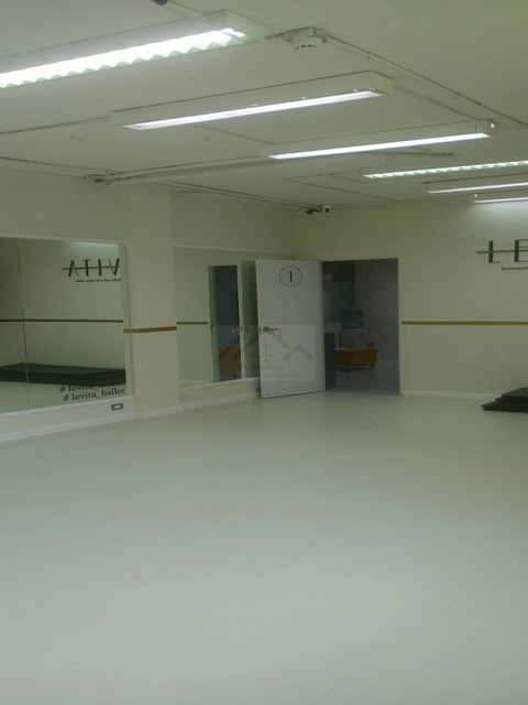 ให้เช่าพื้นที่สำนักงานย่านเอกมัย 210 ตรม. ซอยเอกมัย 22 ตึก APAI LOFT เดินทางสะดวก ใกล้ BTS เอกมัย ใกล้ท่าเรือ *** ราคาเช่า 85,000 บาท/เดือน  ติดต่อ:: ชยา โทร/ID Line:: 0942823961   Link Line:: https://line.me/ti/p/3xFA1An8Kcรหัส# T26-267พื้นที่สำนักงาน ซอยเอกมัย 22 ตึก APAI LoFT -- ขนาด 210 ตรม.  -- ชั้น 2 มีลิฟท์-- เพดานสูง 4 เมตร-- สิทธิ์จอดรถฟรี 2 คัน-- ใกล้ BTS เอกมัย สามารถลัดออกซอยปรีดี 41 ได้ -- ใกล้ท่าเรือ ท่า รร. วิจิตร -- ไม่มีค่าส่วนกลาง *** ราคาเช่า 85,0