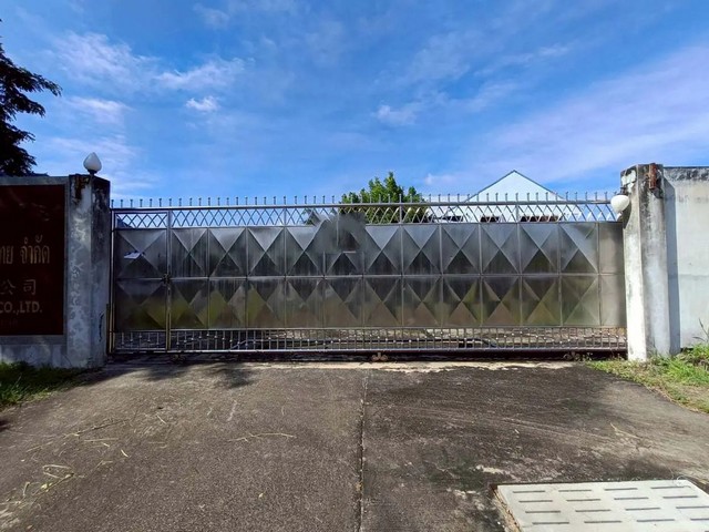   ขาย โรงงาน ปากท่อ ราชบุรี ถนนสายปากท่อ - ห้วยยางโทน ราคาโปรโมชั่น ลดพิเศษ  ถนน สายปากท่อ - ห้วยยางโทน (ทล.3206) ตำบล ดอนทราย อำเภอ ปากท่อ จังหวัด ราชบุรี  ราคาโปรโมชั่น  24,411,000   บาท    ลดจาก  35,740,000  บาท ราคาโปรโมชั่นตั้งแต่วันที่  2 มีนาคม - 31 พฤษภาคม 2569  รายละเอียดทรัพย์ -  เนื้อที่ 3717.90 ตร.ว.   พื้นที่ใช้สอย 17178.00 ตร.ม. -  บ้านหันไปทางทิศ ตะวันออกเฉียงใต้  พิกัดทรัพย์ :  https://maps.app.goo.gl/ogyAfA9Y3zgHx2Je7  สถานท�