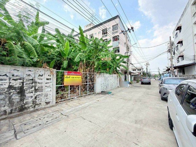 AOM 2566ขายด่วน ที่ดินแปลงสวย 139 ตร.ว. ใจกลางลาดพร้าว 122 แขวง/เขต วังทองหลาง กรุงเทพมหานคร ราคา 7,900,000 บาท ที่ดินทำเลทอง ลาดพร้าว 122 (ซอยมหาดไทย) – เข้าออกได้หลายทาง รูปแปลงสวยมากโอกาสทองสำหรับผู้ที่มองหาที่ดินสร้างบ้าน หรือทำ Home Office ในแหล่งชุมชนที่เจริญที่สุดแห่งหนึ่งของลาดพร้าวเนื้อที่: 139 ตารางวาพิกัด: ซ.ลาดพร้าว 122 แยก 13 (แขวง/เขต วังทองหลาง)จุดเด่นที่หายาก: ที่ดินรูปสวย 