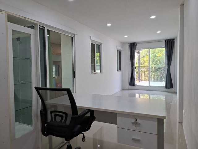 RHT2527ให้เช่าบ้านเดี่ยว หลังมุม ซ.กิ่งแก้ว 37ใกล้ สนามบินสุวรรณภูมิ 10นาที โครงการหมู่บ้านพฤกษาภูริ   เชื่อมลาดกระบัง และบางนา-ตราดเนื้อที่ 58ตร.วา 3ห้องนอน 2ห้องน้ำ  แอร์ 3 ตัว  ที่จอดรถ 2คัน (ในบ้าน1,หน้าบ้าน1)สนใจติดต่อคุณเจี๊ยบ 092-851-6969Line : keti2522** ไม่รับสัตว์เลี้ยง**ราคาเช่า 28,000/เดือน สัญญาปีต่อปีซ.กิ่งแก้ว 37 ถ.กิ่งแก้ว ต.ราชาเทวะ อ.บางพลี จ.สมุทรปราการFull Furnitureบ้านเดี่ยว 2ชั้น วิวสวน-