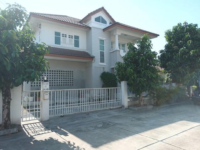 ขายบ้านเดี่ยว 2 ชั้น 60.3 ตร.วา หมู่บ้านวาสินี ลาดพร้าว 101 ติดสวนส่วนกลาง อากาศดีติดต่อ:: ชยา โทร/ID Line:: 0942823961Link Line:: https://line.me/ti/p/3xFA1An8Kcรหัส# T26-281บ้านเดี่ยว 2 ชั้น หมู่บ้านวาสินี ลาดพร้าว 101 ติดสวนส่วนกลาง อากาศดี- พื้นที่ 60.3 ตร.วา- 3 ห้องนอน- 3 ห้องน้ำ- จอดรถ 2 คัน- ห้องนอนใหญ่ติดสวน เย็นสบาย- หน้าบ้านโล่ง ไม่มีเสาไฟ ไม่มีสายไฟ- ติดสวนส่วนกลาง บรรยากาศโปร่ง- บ้านหันตะวันออก บ่ายไม่ร้อน เงียบ �