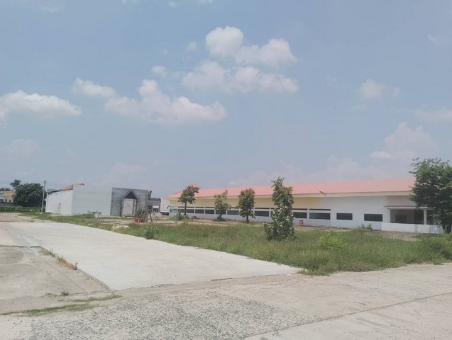 ขายที่ดินพร้อมอาคารในตลาด อ.โนนคูณ ทำเลทองติดถนน 4 เลน  จ.ศรีสะเกษ  ขนาดที่ดิน:&nbsp;7 ไร่ 3 งาน 88 ตารางวาทำเล:&nbsp;ติดถนนใหญ่ 4 เลน “อุบลราชธานี – โนนคูณ” ทล.2178ทางเข้า–ออก:&nbsp;ถนนคอนกรีตรอบโครงการ สะดวกทุกด้านสภาพแวดล้อม:&nbsp;รายล้อมด้วยอาคารพาณิชย์และชุมชนหนาแน่นสิ่งปลูกสร้างขายพร้อมที่ดินโครงสร้างตลาดสร้างเสร็จพร้อมให้บริการ&nbsp;3 อาคารออฟฟิศสำนักงาน&nbsp;โครงการตลาดบ้า�