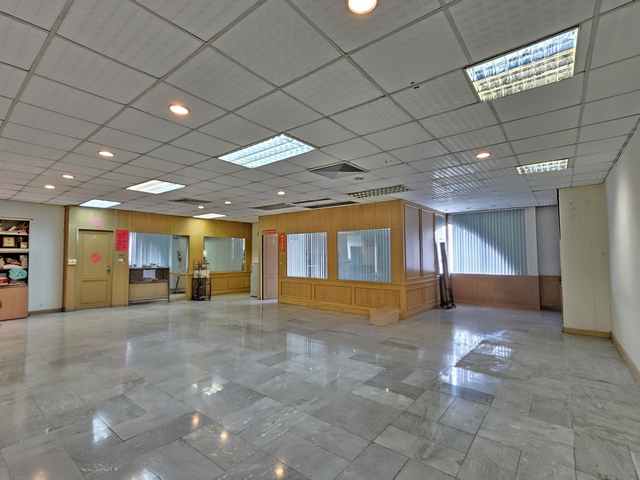 ขายคอนโด Royal Castle Pattanakarn ซอยพัฒนาการ 30 ขนาด 184 ตร.ม. 2 ห้องนอน ทำออฟฟิศหรืออยู่อาศัยได้ ราคา 6,000,000 บาทRoyal Castle Pattanakarnขนาด 184 ตารางเมตร2 ห้องนอน2 ห้องน้ำ1 ห้องนั่งเล่น1 ห้องครัว1 ที่จอดรถสามารถทำเป็นออฟฟิศ หรือห้องพักอาศัยได้มีส่วนกลาง สระว่ายน้ำ และฟิตเนสทำเลซอยพัฒนาการ 30ใกล้ Food Stock และ Tops Pattanakarnราคาขาย 6,000,000 บาทผู้ติดต่อณิชาภาTel 099 615 6556Line ID nicha_win หรือคลิก https://line.me/ti/p/FGFuakHLzMWhatsApp 099 615 6556Email nichapa.agent@gmail.comEstate Source ครบ �