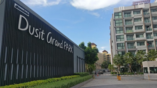 ขายคอนโด ดุสิต แกรนด์ พาร์ค ถ.เทพประสิทธิ์ซอย 9  ต.บางละมุง อ.บางละมุง จ.ชลบุรี    ขนาดเนื้อที่   50.81 ตรว.      อยู่ชั้น 2  อาคารบี    มี 1 ห้องนอน 1 ห้องน้ำ 1 ห้องโถง 1 ห้องครัวตกแต่งไว้แล้วพร้อมเฟอรนิเจอร์สวยทุกชิ้น   เข้าอยู่ได้เลยสถานที่อำนวยความสะดวกใกล้เคียง   ศูนย์การค้าเดอะพลาซ่าจอมเทียน                             ฟู้ดมาร์ทซุปเปอร์มาร์เก็ต   เอ้าท์เลทวิลเลจพัทยา                                                โรง�
