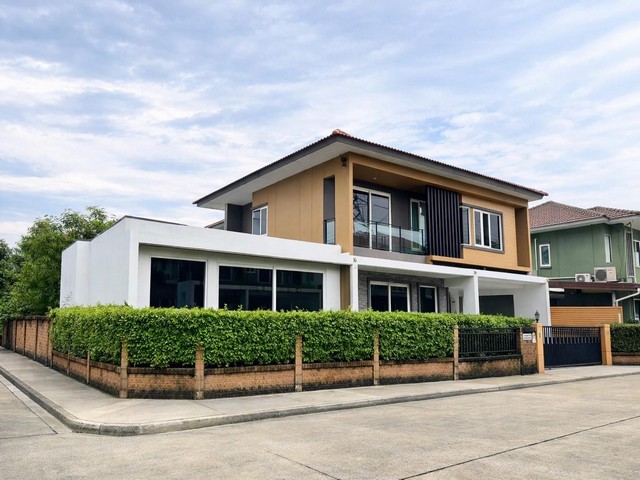 ขายบ้านเดี่ยว 2 ชั้น 73.60 ตร.ว. 4 ห้องนอน Golden Village อ่อนนุช 65 แปลงมุม หลังใหญ่สุดในโครงการ แต่งสวย พร้อมอยู่ ไม่ต้องทำเพิ่ม*** ราคาขาย 12.9 ล้านบาท ติดต่อ::  ชยา โทร/ID Line:: 0942823961   Link Line:: https://line.me/ti/p/3xFA1An8Kcรหัส# T26-287บ้านเดี่ยว 2 ชั้น Golden Village อ่อนนุช 65 แปลงมุม หลังใหญ่สุดในโครงการ แต่งสวย พร้อมอยู่ ไม่ต้องทำเพิ่มทำเลดีมาก อ่อนนุช / ประเวศ / พัฒนาการ เดินทางสะดวก ใกล้เมือง• ขนาดที่ดิน 73.60 ตร.ว. • พื้นที่ใ�