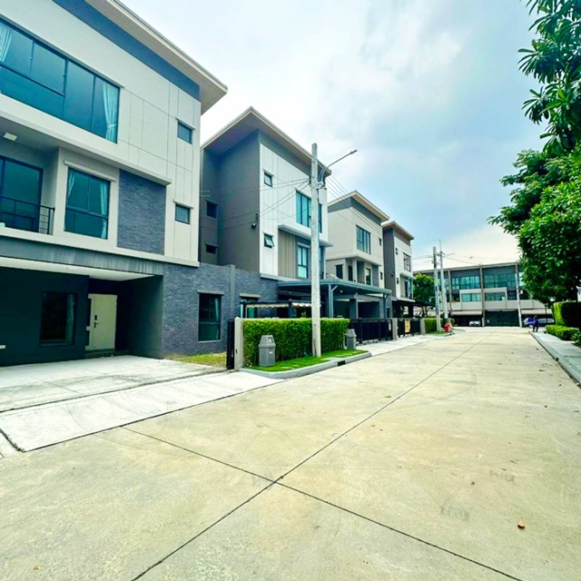 MRTรามอินทรา83 900ม.แฟชั่น 1.8กม.คู้บอน บ้านเดี่ยว 3ชั้น 4นอน 4น้ำ ใกล้ 31ตร.ว.370ตร.ม. 64,999 B-M. บ้านหัวมุม ติดสวน สไตล์วิลล่าหรู เฟอร์ฯครบ เหมาะอยู่อาศัย ทำเลศักยภาพรามอินทราบรรยากาศร่มรื่น เป็นส่วนตัว เชื่อมต่อทางด่วนฉลองรัช กาญจนาภิเษกFashion Island 1.8km. MRT Ramintra83 900m. Khubon 3-story house 4bed 4bath near  usable area 31sq.wa. 370sq.m. rent 64,999 B-M corner house next to garden luxury villa style fully furnished suitable for living prime location in Ramintra tranquil and private atmosphere connected to Chalong Ratch Expressway and Kanchanaphisek Expresswayถ.กาญจนาภิเษก แขว�