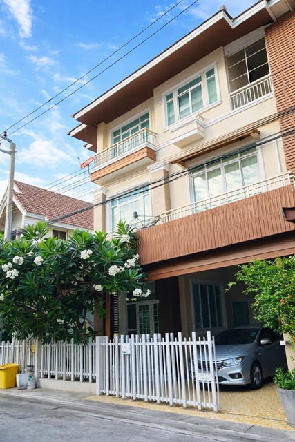 ใกล้ BTSปุณณวิถี 1.9กม.รร.นานาชาติกลอรี่สิงคโปร 2.1 กม.บ้าน 3ชั้น ฟังก์ชันครบ 5นอน 5น้ำ 40ตร.วา. 350 ตร.ม. 39,999 B-M.พร้อมเฟอร์ฯครบ ทำเลสุขุมวิท 101 เหมาะอยู่อาศัย เดินทางสะดวก ใกล้ทางด่วน มีรถสองแถว และวินมอเตอร์ไซค์เชื่อมต่อ BTS ถ.สุขุมวิทBTS Punnawithi 1.9km. 3story house 5bed 5bath near Glory Inter Sch Singapore 2.1km. Usable area 40sq.wa. 350sq.m. 39,999 B-M. Fully furnished Sukhumvit 101 location ideal for living Convenient transportation near expressway with shared taxis and motorcycle taxis connecting to BTS Sukhumvit Road.ปุณณวิถี 48-54ถ.สุขุมวิท แขวงบางจาก เขตพ�