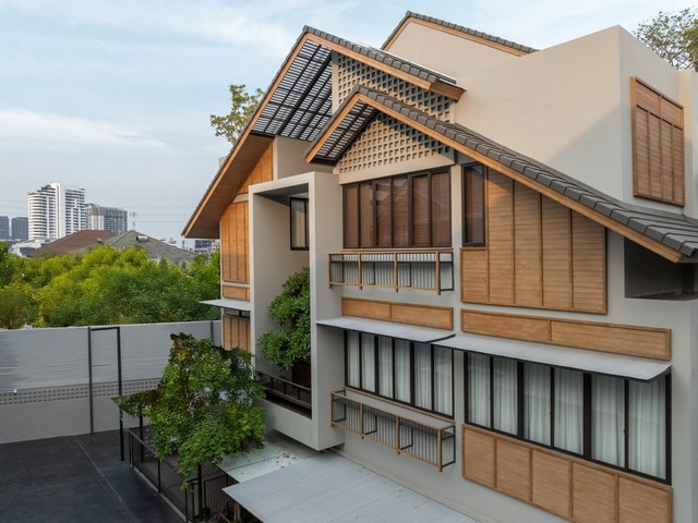 ให้เช่าบ้านเดี่ยว 4 ชั้น Pool Villa หลังใหญ่ 620 ตร.ม. ทำเลศักยภาพวิภาวดี 20 เชื่อมต่อลาดพร้าวและรัชดาภิเษก พร้อมลิฟท์ส่วนตัว*** ราคาเช่า 450,000 บาท/เดือน  *** ราคาขาย 89 ล้านบาทติดต่อ:: ชยา  โทร/ID Line:: 0942823961   Link Line:: https://line.me/ti/p/3xFA1An8Kcรหัส# T26-371บ้านเดี่ยว 4 ชั้น Pool Villa หลังใหญ่ ทำเลศักยภาพวิภาวดี 20 พร้อมลิฟท์ส่วนตัว- บนที่ดิน 100.70 ตร.วา- พื้นที่ใช้สอย 620 ตร.ม. - 5 ห้องนอน 6 ห้องน้ำ- รองรับที่จอดรถยนต์ได้มากถึง 6 คั�