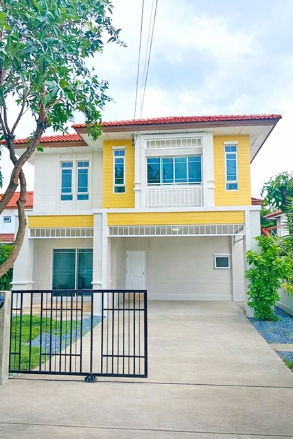 หทัยราษฎร์39 ห้องนั่งเล่น ห้องครัว ปัญญา เฟอร์ครบทั้ง 3นอน  รร.สาธิตพัฒนา ให้เช่าบ้านเดี่ยว 2ชั้น 70ตรว.  ซาฟารี 21,999 B-M  4แอร์ 3น้ำ Hathairat39 fully furnished in 3bed SatitPattana Sch. 2storey house for rent 70sqwa. Safari 21,999 B-M 3bed 4A/C 3bath living room kitchen. Panyaindra ถนน ปัญญาเนเชอรัลปาร์ค แขวงสามวาตะวันตก เขตคลองสามวา กรุงเทพมหานคร 10510ลานซักล้างหลังบ้าน สามารถจอดรถได้หลายคัน มีสนามหน้าบ้าน มีแอร์ ทุกห้อง ห้องน้ำในตัว อีก 2 ห้องเป็นห้องน้ำรวม ด้าน