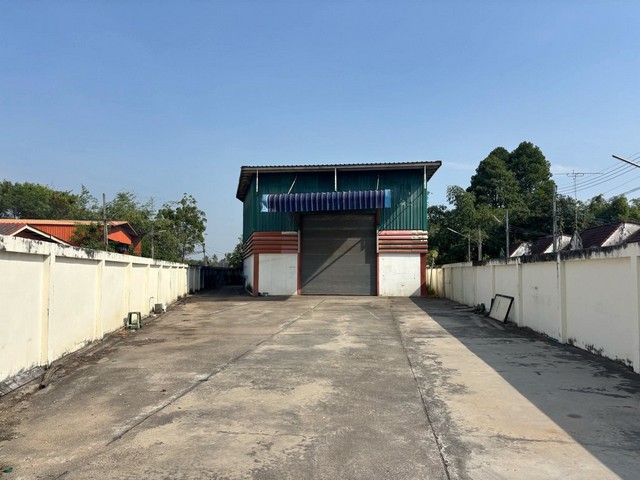 #ขายและให้เช่าโกดังศรีราชาชลบุรี#ขายเช่าโกดัง 450 ตารางเมตร????ตำบลบึงอำเภอศรีราชาจังหวัดชลบุรี✅ค่าเช่าเดือนละ 35,000 บาท     ประกัน 3 เดือน ล่วงหน้า 1 เดือน     สัญญา 3 ปี????ราคาขาย 5 ล้านบาท????พื้นที่ โกดัง = 450 ตร.ม. (30*15 เมตร)????พื้นที่ที่ดิน 2 งาน 44 ตารางวา( 976 ตร.ม.)????โกดังสูง 8.95 เมตร????หลังจากท่าเรือแหลมฉบัง 18 กม.????หลังจากนิคมอุตสาหกรรมปิ่นทอง 7 กม.????w h a ชลบุรี 14 กม.____________________________สนใจติดต่อ/ชม☎️