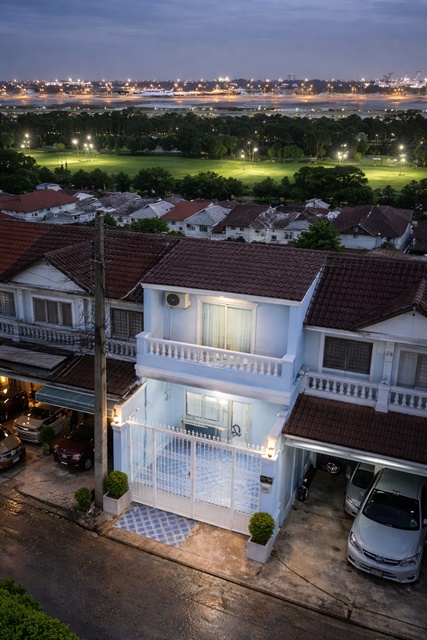 ทาวน์เฮ้าส์ 2ชั้น เหมาะสำหรับอยู่อาศัย หรือโฮมออฟฟิศ สนามบินดอนเมือง  BTS แยก คปอ.3นอน 2 น้ำ ใกล้ตลาดเสริมเพิ่มพูน 500 ม.พื้นที่ใช้สอย 24 ตร.ว. 190 ตร.ม.7,899 B-M.ทำเลใกล้สนามบินดอนเมือง เดินทางสะดวก ติดถนนวิภาวดีรังสิต ใกล้แหล่งชุมชน ตลาด  และระบบขนส่งสาธารณะNear Serm Phumphoon Market 500 m. DonMueang Airport BTS KPO 2-story townhouse 3 bed 2 bath  Usable area 24 sq.wa. 190 sq.m. 7,899 B-M Suitable for residence or home office Convenient location near Don Mueang Airport Adjacent to Vibhavadi Rangsit Road close to community areas markets and public transportation for easy daily t