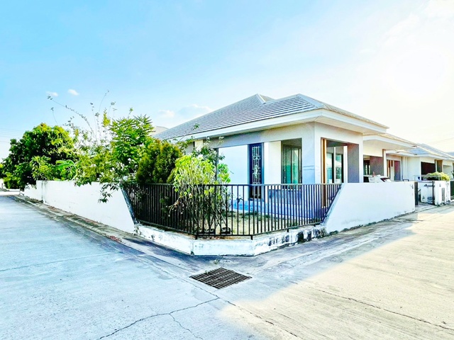 บ้านเดี่ยวชั้นเดียวหัวมุม โซนจอหอ ใกล้รร.สุรนารีวิทยา 2.5 กม. 3 นอน 2 น้ำ บุญถาวร โคราช 2.7กม. ใกล้เซ็นทรัล โคราช 16กม.  72ตร.ว. 280ตร.ม. 16,998B-M.บ้านสวย บรรยากาศสงบ เป็นส่วนตัว เฟอร์นิเจอร์ครบ ทำเลดีในเดินทางสะดวก ใกล้แหล่งชุมชน สถานศึกษา และศูนย์การค้าหลักของเมือง เข้าออกได้หลายเส้นทางin JohHo area near Suranaree Wittaya School 2.5 km. 1story corner house 3bed 2bath  Boonthavorn Korat 2.7km. near Central Korat 16km. 72sq.wa. 280sq.m. usable area 16,998B-M Beautiful house peaceful and private atmosphere fully furnished Good locat