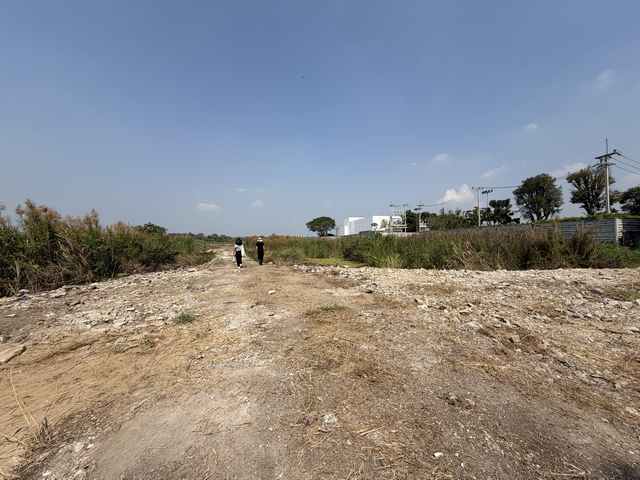 ขายที่ดินริมน้ำเจ้าพระยา เมืองปทุมธานี 14 ไร่ 1 งาน 80 ตารางวา ติดริมแม่น้ำ วิวสวย ตารางวาละ 80,000 บาทรายละเอียดทรัพย์ที่ดินเปล่า หมู่ 2 ตำบลบางกระดี่ อำเภอเมือง ปทุมธานีเนื้อที่ 14 ไร่ 1 งาน 80 ตารางวาพื้นที่ประมาณ 5,780 ตารางเมตรติดริมแม่น้ำเจ้าพระยา บรรยากาศดี เหมาะพัฒนาโครงการบ้านพัก รีสอร์ท ร้านอาหาร หรือโครงการเชิงพาณิชย์ราคาขายตารางวาละ 80,000 บาทค่าโอนคนละครึ่งผ�