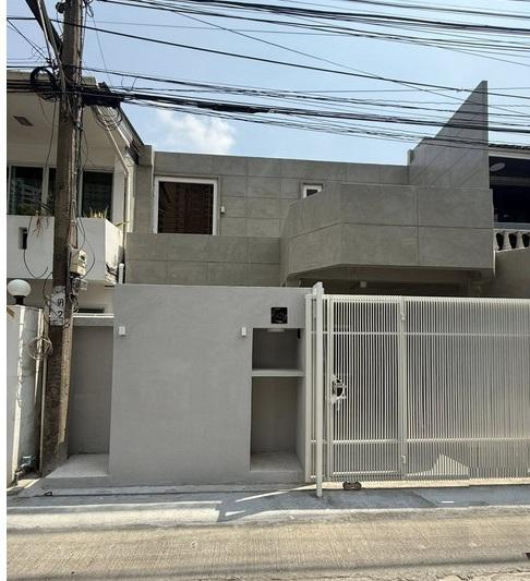 ให้เช่าทาวน์โฮม 2 ชั้น ย่านพร้อมพงษ์ 200 ตร.ม. รีโนเวทใหม่ สุขุมวิท 26 ใกล้ BTS พร้อมพงษ์ ใกล้ EmQuartierติดต่อ:: ชยา โทร/ID Line:: 0942823961Link Line:: https://line.me/ti/p/3xFA1An8Kcรหัส# T26-299ทาวน์โฮม 2 ชั้น รีโนเวทใหม่ สุขุมวิท 26 ย่านพร้อมพงษ์• พื้นที่ 200 ตร.ม.• 3 ห้องนอน• 3 ห้องน้ำ• ห้องแม่บ้านแยก พร้อมห้องน้ำแม่บ้าน• เฟอร์นิเจอร์ครบ พร้อมเข้าอยู่• ที่จอดรถ 1 คัน• บรรยากาศเงียบสงบ เป็นส่วนตัว• เหมาะอยู่อาศัย ครอบครัว �