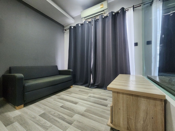 คอนโดให้เช่า อีส พระราม 2 (EASE Rama II) ขนาด 26 ตรม. เฟอร์ครบ วิวสวน รายละเอียด (รหัสทรัพย์ C2-0448)*** ราคาเช่า 6,500 บาท/เดือน ***เท่านั้น !!!*** สนใจติดต่อ 089-175-6462  ***- คอนโดชั้น 1 พื้นที่ใช้สอย 26 ตร.ม. ขนาด 1 ห้องนอน, 1 ห้องน้ำ - มีเฟอร์นิเจอร์อย่างดี ติดผ้าม่าน เตียงนอน ตู้เสื้อผ้า  - เครื่องใช้ไฟฟ้า แอร์ 2 ตัว ไมโครเวฟ ตู้เย็น- ห้องนั่งเล่น เพดานสูง 2.6 เมตร ติดวอลเปเปอร์ ช่องเก็บของ มีตู้เก็บรองเท้า �