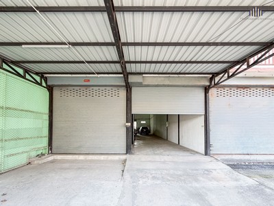 มินิแฟคตอรี่ (Mini Factory) 80 ตรว. พันท้ายนรสิงห์:ออฟฟิศครบ โรงงานพร้อม ใกล้เซ็นทรันมหาชัย.TPI-2867.รายละเอียดทรัพย์:- เนื้อที่ดิน: 80 ตารางวา- พื้นที่ใช้สอย: ( 320 ตร.ม.).ฟังก์ชัน:- ออฟฟิศในตัวแบ่งเป็นชั้นบน 2 ห้อง ชั้นล่าง 1 ห้อง- ห้องน้ำ 2 ห้อง- พื้นโรงงานรับน้ำหนักได้ดี- ประตูม้วนไฟฟ้า.ทำเลและการเดินทาง:- ใกล้นิคมอุตสาหกรรมสินสาคร (แหล่งรวมธุรกิจสำคัญ)- ใกล้ถนนพระราม 2 เดินทางเข้าเมื�