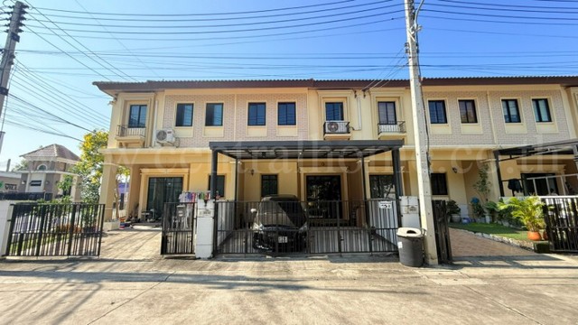 รหัสทรัพย์&nbsp; 7014ทาวน์โฮม พฤกษาวิลล์ 113 ติวานนท์-รังสิต ปทุมธานี (อยู่ตรงข้ามสวนสารธารณะ)ที่ตั้ง :&nbsp;ตำบลบ้านกลาง อำเภอเมืองปทุมธานี จังหวัดปทุมธานี 12000รายละเอียดทรัพย์- ทาวน์โฮม 2 ชั้น ขนาดที่พื้น 18.8 ตารางวา พื้นที่ใช้สอย 100&nbsp;ตารางเมตร- 3 ห้องนอน, 2&nbsp;ห้องน้ำ, 1 ห้องรับแขก, 1 ห้องครัว, 2 ที่จอดรถ-&nbsp;แอร์ 2 เครื่อง, ปั๊มน้ำ+แทงค์น้ำ 1 ชุด- ต่อเติมหลังคาที่จอดรถ และต่อเติมหลังคา�