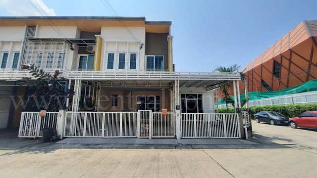 รหัสทรัพย์&nbsp; 6235ทาวน์โฮม โกลเด้น อเวนิว แจ้งวัฒนะ - ติวานนท์ หลังมุม เฟอร์ครบ พร้อมอยู่ที่ตั้ง :&nbsp;ซอยสุขาประชาสรรค์ 3 ตำบลบางพูด อำเภอปากเกร็ด จังหวัดนนทบุรี 11120รายละเอียดทรัพย์- พัฒนาโครงการ โดย&nbsp;บริษัท เฟรเซอร์ส พร็อพเพอร์ตี้ ( ประเทศไทย ) จำกัด ( มหาชน )-&nbsp;บ้านทาวน์โฮม&nbsp;2 ชั้น ขนาดพื้นที่ 40&nbsp;ตารางวา พื้นที่ใช้สอย 160 ตารางเมตร- 4&nbsp;ห้องนอน, 3&nbsp;ห้องน้ำ,&nbsp;1&nbsp;ห้องนั่งเล่