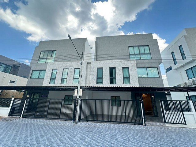 #poovilla สวยจึ้ง‼️มาก #ใกล้อมตะนครชลบุรีVายบ้านแฝดสามชั้นพร้อมสระ่ว่ายน้ำส่วนตัว #หรูสไตล์ #luxury ต.หนองไม้แดง อ.เมือง จ.ชลบุรี❤️‍????Vายราคา 8.99ล้านบาท❤️‍???? ค่าใช้จ่าย ณ.กรมที่ดิน 50:50รายละเอียด: บ้านแฝดสามชั้น เนื้อที่35ตารางวา✅ 3ห้องนอน 4ห้องน้ำ ✅ จอดได้ 2คันในบ้าน✅ 1ห้องครัว✅ แอร์ 5เครื่อง✅ ตู้เย็น✅ ไมโครเวฟ✅ เครื่องซักผ้า✅ เตาไฟฟ้า+ฮูทดูดควัน✅ ชุดเฟอร์ห้องนอนครบทุกห้อง✅ �