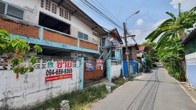 นีน่า นิค : 094-6599-369E-mail : nj.property21@gmail.comขายที่ดิน 50 ตรว.(แถมอพาร์ทเม้น)  ซอยพหลโยธิน52 แยก19 (ซอยร่วมใจ 7)  แขวงคลองถนน เขตบางเขน กทม. ใกล้ม.นอร์ทกรุงเทพ ตลาดยิ่งเจริญ ขายที่ดิน 50 ตรว. ซอยพหลโยธิน 52 แยก19 (ซอยร่วมใจ 7)  แถมอพาร์ทเม้นเก่า 12 ห้อง มีห้องน้ำในตัวทุกห้อง  ต้องรีโนเวทใหม่หมด     เนื่องจากเจ้าของไม่มีเวลาดูแล  ต้องการเจ้าของคนใหม่มารีโนเวท ดำเนินกิจการต่อหรือเปลี่ยนเป็นสร้า�