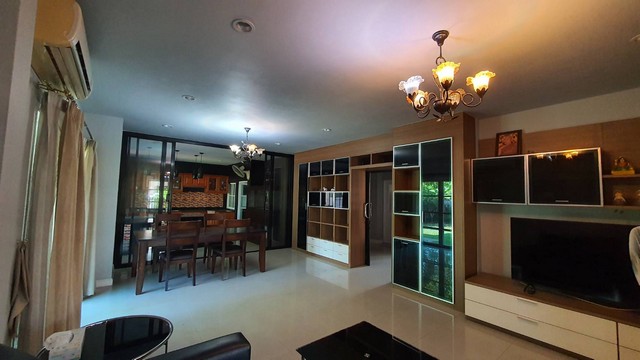 นีน่า นิค : 094-6599-369E-mail : nj.property21@gmail.comขายบ้านเดี่ยวหลังใหญ่ หมู่บ้านเดอะกรีนการ์เด้นท์ หลังมุม บางแก้ว (ซ.รัตนธานี) ใกล้โลตัส เอ็กซ์ตร้า บางนา กม.8ขายบ้านเดี่ยวหลังใหญ่ หมู่บ้านเดอะกรีนการ์เด้นท์ หลังมุม บางแก้ว ตัวบ้านห่างจากถนนบางนา-ตราด 500 เมตร (ซ.รัตนธานี) ขนาดพท.105.2 ตรว. ถนนบางนา-ตราด ซอยเข้าติดกับเทสโก้ โลตัส เอ็กซ์ตร้า บางนา ตรงข้าม เมกาบางนา เดินทางเข้าออกสะดวก บ้า