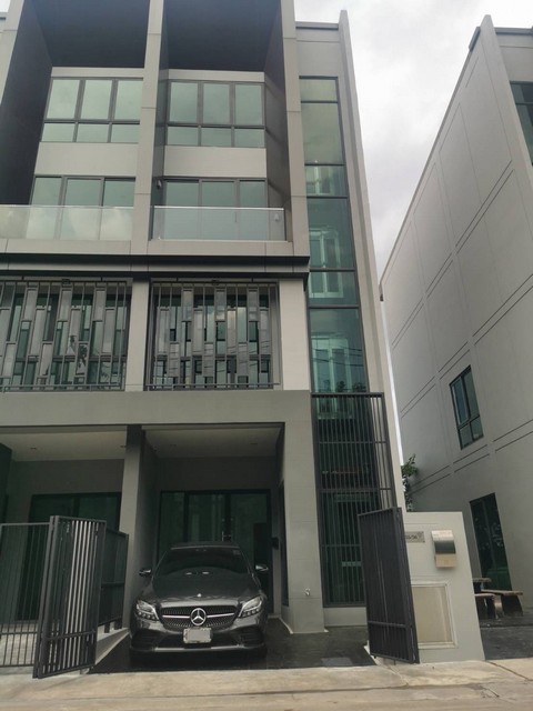 ให้เช่าโฮมออฟฟิศ 4 ชั้น JW Urban Home Office พร้อมลิฟต์แก้วส่วนตัว ติดถนนสรงประภา-ใกล้สนามบินดอนเมือง *** ราคาเช่า 55,000 บาท / เดือนติดต่อ::  ชยา โทร/ID Line:: 0942823961   Link Line:: https://line.me/ti/p/3xFA1An8Kcรหัส# T26-300โฮมออฟฟิศ 4 ชั้น พร้อมลิฟต์ส่วนตัว JW Urban ทำเลทอง ใกล้สนามบินดอนเมือง- อาคารระดับพรีเมียม หรูที่สุดในโซนดอนเมือง- พื้นที่ใช้สอย 270 ตร.ม.- 2 ห้องนอน 5 ห้องน้ำ- ฟังก์ชันครบ พร้อมใช้งาน- เดินทางสะดวก ใกล้ทางด่วน ใ�