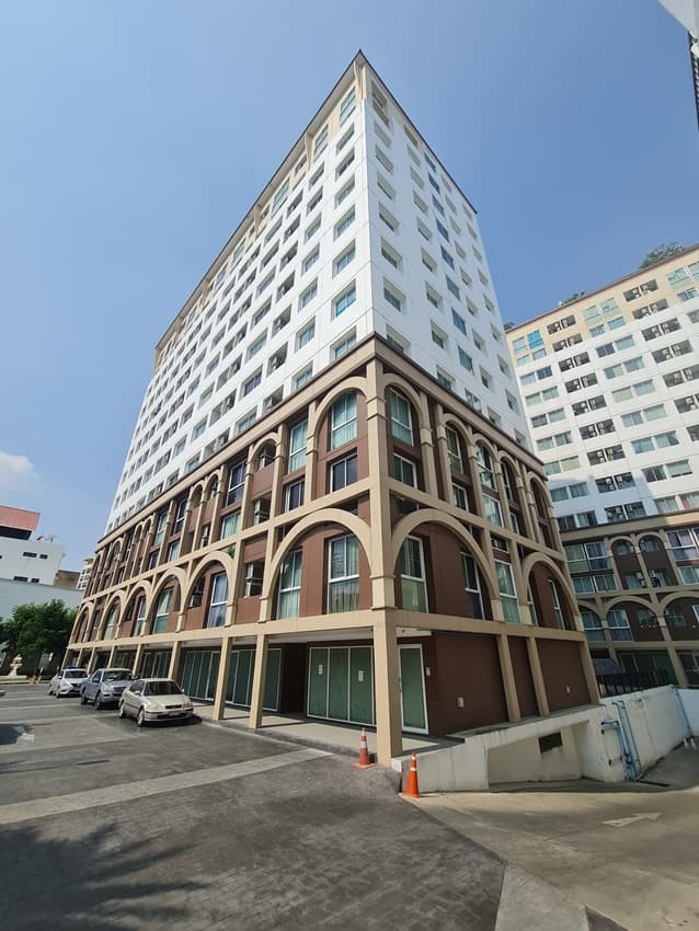   ขาย บ้านเดี่ยว/ทาวน์เฮ้าส์/คอนโด โครงการ  ขาย คอนโด ชาโตว์ อินทาวน์ พระราม 8  ถนน อรุณอมรินทร์ แขวง บางยี่ขัน เขต บางพลัด จังหวัด กรุงเทพมหานคร  ราคาโปรโมชั่น  2,052,000   บาท    ลดจาก 2,874,000  บาท ราคาโปรโมชั่นตั้งแต่วันที่  2 มีนาคม - 31 พฤษภาคม 2569  รายละเอียดทรัพย์  -  พื้นที่ใช้สอย31.10 ตร.ม.  -  บ้านหันไปทางทิศ  ตะวันตกเฉียงใต้  พิกัดทรัพย์ :  https://maps.app.goo.gl/Ez7WrWMnByLyhxnV9  สถานที่ใกล้เคียง   -  สวนหลวงร.8 0.6