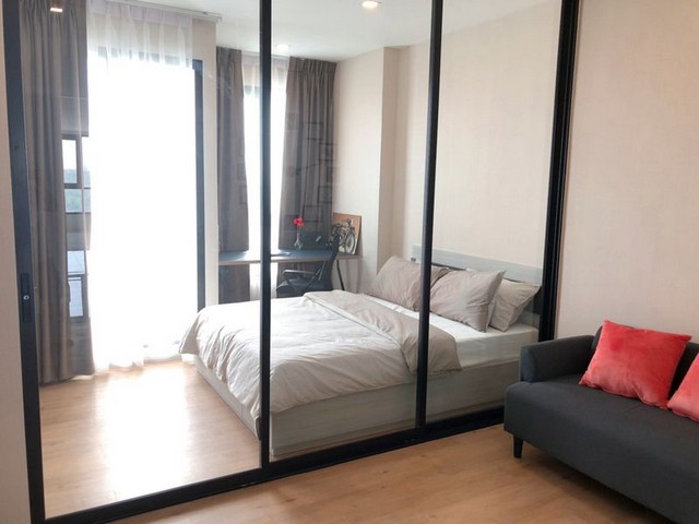 TEL : 092-288 9359 คุณดนิตาLine : https://line.me/ti/p/yxo92dHWP1รายละเอียด : เนื้อที่ขนาด 33 ตรม. ชั้น 29  1 ห้องนอน 1 ห้องทำงาน (ห้องอเนกประสงค์)สิ่งอำนวยความสะดวกภายในห้องฟรีอินเทอร์เน็ตความเร็วสูง 500 MbpsSmart TV ขนาด 49 นิ้วโซฟา 3 ที่นั่งชุดโต๊ะทานอาหารตู้เย็นแอร์ 3 เครื่องเครื่องซักผ้าชุดครัวบิวท์อิน + เครื่องดูดควัน + เตาไฟฟ้า + ซิงก์ล้างจานเครื่องทำน้ำอุ่นชุดโต๊ะทำงาน (ในห้องเอนกประสงค์)สิ่งอำนวยความ�