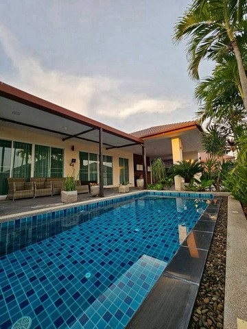 TEL : 092-288 9359 คุณดนิตาLine : https://line.me/ti/p/yxo92dHWP1ขายพูลวิลล่า บ้านณัชชา สไตล์ไทย-บาหลี  เดินถึง Terminal 21  Hollywood  Tesco ราคาขาย 13,000,000 ล้านบาท ชื่อบริษัทในไทย (โอนกรรมสิทธิ์ 50/50) รายละเอียด : เนื้อที่ขนาด 72 ตรว. พื้นที่ใช้สอย : 195 ตร.ม.3 ห้องนอน 3 ห้องน้ำ 1 ห้องแม่บ้าน1 ห้องครัว ตกแต่งครบชุด รปภ. 24 ชม.  F-A15 (272)