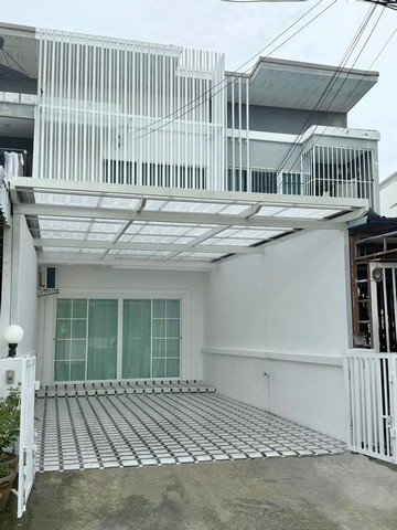 TEL : 092-288 9359 คุณดนิตาLine : https://line.me/ti/p/yxo92dHWP1รายละเอียด : เนื้อที่ขนาด 19 ตรว. ขนาด 2 ชั้น 2 ห้องนอน  2 ห้องน้ำ 1 ห้องครัวใหญ่1 ห้องรับแขก 1 ที่จอดรถของแถม : - แอร์ 1 เครื่อง- Smart TV 40 นิ้ว- เครื่องทำน้ำอุ่น - ชุดโซฟา+โต๊ะกลาง - เตียงนอน 2 ชุด- ตู้เสื้อผ้า บิ้วอิน- โต๊ะเครื่องแป้ง บิ้วอิน- เคาท์เตอร์ครัว- เตาแก๊ส- เครื่องดูดควัน- ผ้าม่านทั้งหลัง- ชุดผ้าปูที่นอน-ผ้านวม- ของตกแต่งทุกชิ้นไม่ยกออก- สุขภั