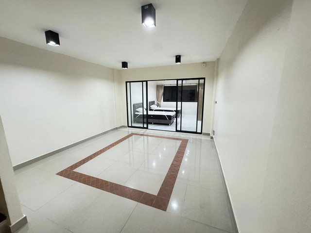 RPJ557ให้เช่าโฮมออฟฟิศ อาคาร3ชั้น ใกล้ จุดขึ้นลงทางด่วน เลียบด่วนเอกมัย รามอินทรา ย่าน รามคำแหง 39,21, ลาดพร้าว 94พื้นที่ใช้สอย 249 ตร.ม. 4 ห้องนอน + 1 ห้องทำงาน  3 ห้องน้ำสนใจติดต่อคุณเจี๊ยบ 092-851-6969Line keti2522 ราคาเช่า 35,000 บาท /เดือนถนนศรีวรา  แขวงพลับพลา เขตวังทองหลาง กรุงเทพมหานคร รายละเอียดออฟฟิตให้เช่า ทาวน์อินทาวน์พื้นที่ใช้สอย 249 ตร.ม.4 ห้องนอน + 1 ห้องทำงาน3 ห้องน้ำแอร์ 4 เครื่อง3 ชั�