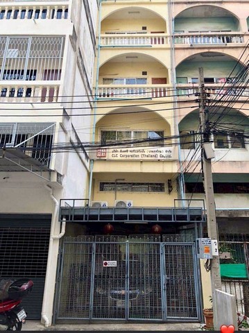 ขายด่วน! อาคาร 4 ชั้นครึ่ง ทำเลเมือง หายากมากเนื้อที่ 21 ตารางวาอาคาร 4 ชั้นครึ่งราคาเพียง 8.9 ล้านบาททำเลชุมชน ใจกลางเมืองเหมาะทำ โฮมออฟฟิศ / อพาร์ตเมนต์ / อาคารปล่อยเช่า / ค้าขายใช้งานได้ทันที หรือปรับปรุงเพิ่มมูลค่าเดินทางสะดวก ใกล้ถนนใหญ่ ตลาด และแหล่งชุมชนพื้นที่ใช้สอยเยอะ คุ้มกว่าซื้อที่ดินเปล่าhttps://maps.app.goo.gl/ZBJUx2VG1imKuaZr9เอกสารสิทธิ์ถูกต้อง โอนพร้อมสนใจติดต่อคุณ�