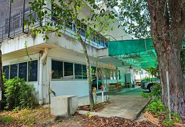 #ขายที่ดินพร้อมสิ่งปลูกสร้างเกาะจันทร์ชลบุรี#ขายโรงงานเนื้อที่ 41-1-92 ไร่#ขายโรงงานผลิตเฟอร์นิเจอร์พร้อมดำเนินกิจการ✴️มีใบอนุญาตรง4????ผังสีเหลือง????อ. เกาะจันทร์ จ.ชลบุรี????ราคาขาย 85 ล้าน ( ค่าภาษีโอน 50/50 )❇️รายละเอียด❇️????โรงงานขายพร้อมเครื่องจักรเนื้อที่ 41-1-92ไร่????มีใบอนุญาตประกอบกิจการครบ????มีอาคารสำนักงาน 2 ชั้น????มีบ้านพักผู้บริหาร 1 หลัง????มีห้องพักพนักงาน 40 ห้อง???