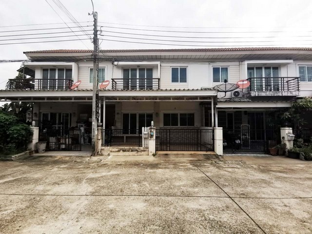  รหัสทรัพย์ (Code ID) :  PTT-26-P00619  ราคา  2,104,000 บาท (ราคาต่อรองได้) ▸ เนื้อที่   21.80 ตารางวา พื้นที่ใช้สอย 99 ตารางเมตร   ▸ - ห้องนอน - ห้องน้ำ    ▸ 1 ที่จอดรถ   ทาวน์เฮ้าส์หันไปทางทิศ   พิกัดทรัพย์ :    https://maps.app.goo.gl/tPFCm7SeL1PeiTwW9  สถานที่ใกล้เคียง ▸ใกล้ตลาดท่าอิฐ ▸ใกล้ตลาดน้ำวัดแสงสิริธรรม ▸ใกล้วัดท่าอิฐ ▸ใกล้MRT สถานีบางรักน้อยท่าอิฐ  สอบถามเพิ่มเติม / นัดชม โทร. 097-419-5982(พลอย) โทร. 096-932-4624(ออมสิน) Line : @panaya (มี@ด้านหน้�