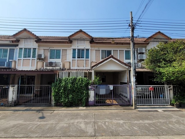  รหัสทรัพย์ (Code ID) :  PTT-26-P00619  ราคา  1,720,000 บาท (ราคาต่อรองได้) ▸ เนื้อที่   17.40 ตารางวา พื้นที่ใช้สอย 98.10 ตารางเมตร   ▸ 3 ห้องนอน 2 ห้องน้ำ    ▸ 1 ที่จอดรถ   ทาวน์เฮ้าส์หันไปทางทิศ   พิกัดทรัพย์ :    https://maps.app.goo.gl/NEf63kd4SVS7XMGP7  สถานที่ใกล้เคียง ▸ใกล้ตลาดครอบครัว สาขาบางกรวย ▸ใกล้โรงพยาบาลบางกรวย ▸ใกล้วัดชลอ ▸ใกล้สำนักงานเทศบาลตำบลบางสีทอง  สอบถามเพิ่มเติม / นัดชม โทร. 097-419-5982(พลอย) โทร. 096-932-4624(ออมสิน) Line : @panaya (