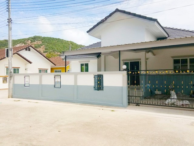 ขาย บ้านเดี่ยว 60 ตารางวา (บ้านใหม่)จากราคาปกติ 2.5 ล้านบาทขายด่วน เหลือ 2.2 ล้านบาท3 ห้องนอน/2 ห้องน้ำ/พื้นที่จอดรถฟรีปั้มน้ำ/ถังเก็บน้ำ/แอร์ทำเลดี/กว้างขวาง/วิวสวย/แวดล้อมไปด้วยแหล่งชุมชน/สาธารณูปโภค/ใกล้สนามบินอู่ตะเภา/ร.พ.สิริกิตต์/ร.พ.กม.10 ติดถนน ทางหลวงยุทธศาสตร์ สัตหีบ - พนมสารคามตำบล พลูตาหลวง, ชลบุรีโลเคชั่นบ้าน : https://maps.app.goo.gl/zkKFNcss7KMNnDp28สนใจติดต่อคุณคุณจักรกฤษ 081-448-6910 id L