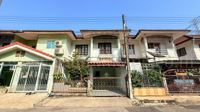 รหัสทรัพย์&nbsp; N0505ทาวน์เฮ้าส์ หมู่บ้านพรธิสาร 5 รังสิต - นครนายก คลอง 7ที่ตั้ง :&nbsp;ถนนรังสิต - นครนายก ตำบลลำผักกูด อำเภอธัญบุรี จังหวัดปทุมธานี 12110รายละเอียดทรัพย์- ทาวน์เฮ้าส์ 2 ชั้น ขนาดพื้นที่ 24.8 ตารางวา พื้นที่ใช้สอย 100 ตารางเมตร- 3 ห้องนอน, 1 ห้องน้ำ, 1 ห้องนั่งเล่น, 1 ห้องครัว, 1 ที่จอดรถ- พื้นบนปูกระเบื้อง, พื้นล่างปูกระเบื้อง- หน้าบ้านหันทางทิศตะวันออกสิ่งอำนวยความสะ�