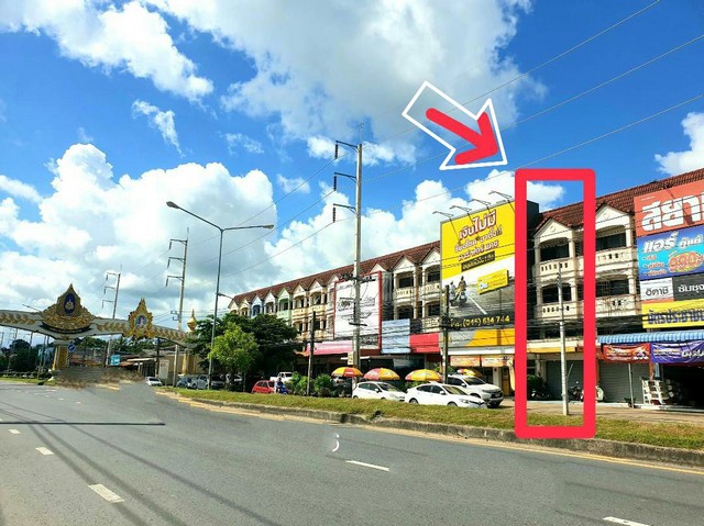 ขายด่วนตึก 3 ชั้นทำเลทอง ติดซุ้มประตูเมืองศรีสะเกษ ใกล้  Lotus,mackroขาย 4,500,000 บาทที่ตั้ง ถ.ศรีสะเกษ-อุบล ทล.226 ต.โพธิ์ อ.เมืองศรีสะเกษ จ.ศรีสะเกษรายละเอียดทรัพย์อาคารพาณิชย์ 3 ชั้น เนื้อที่ 77.9 ตารางวา จำนวน 4ห้อง 3 ห้องน้ำมี เคาน์เตอร์ครัวด้านใน และครัวด้านนอกจอดรถได้ทั้งหน้าและหลังอาคารจุดเด่นทำเลติดถนนใหญ่ 4 เลน ถนนศรีสะเกษ–อุบล (ทล.226)อยู่ใน ย่านชุมชนธุรกิจติดธนาคาร ลู�