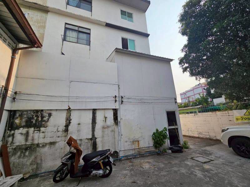 ขายที่ดินพร้อมโกดัง 76 ตารางวา ซ.อินทามระ 44 ใกล้ปากซอย20ม. ย่านรัชดา ใกล้ MRT ห้วยขวาง ราคาดีทำเลดีมากติดต่อ ผึ้งรติ 0619419639 ที่ตั้ง : ซ.อินทามระ44 แขวงรัชดาภิเษก เขตดินแดง กรุงเทพมหานคร 10400ขนาดเนื้อที่ : 76 ตร.วารายละเอียดขนาดโกดัง ลึก 5เมตร สูง8 เมตร กว้าง 16 เมตรโครงสร้างโปร่ง รองรับการดัดแปลงใช้งานได้หลากหลายเหมาะทำธุรกิจทันที-โกดังเก็บสินค้า-ออฟฟิศ / สำนักงาน-ธุรกิจออน�