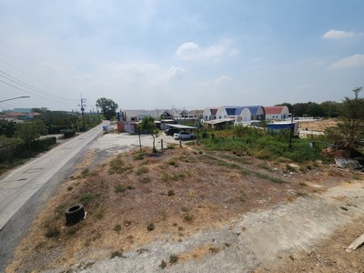 ขายที่ดินพัฒนาแล้ว ตำบลธนู อำเภออุทัย จังหวัดพระนครศรีอยุธยา ใกล้วัดสะแกเพียงประมาณ 500 เมตร ที่ดินพร้อมใช้งาน น้ำและไฟฟ้าเข้าถึง ติดถนนซอย เข้าออกสะดวก อยู่หน้าโครงการจัดสรรที่มีผู้อยู่อาศัยจริง เหมาะสำหรับสร้างบ้านพักอาศัย ร้านอาหาร คาเฟ่ หรือธุรกิจขนาดเล็ก รองรับทั้งคนในพื้นที่และนักท่องเที่ยว ทำเลเชื่อมต่อถนนโรจนะ นิคมอุตสาหกรรมโรจนะ และตัวเม