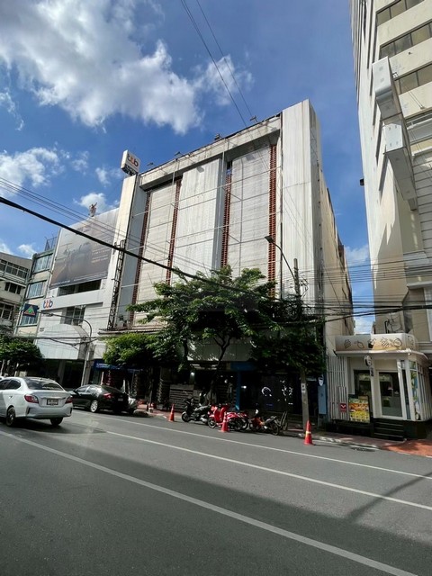 ให้เช่าอาคารพาณิชย์ 4 ชั้นครึ่งไม่รวมดาดฟ้า 4 คูหา ติดถนนใหญ่ อยู่ใจกลางถนนเยาวราช ทำเลชั้นยอดสำหรับทำโฮสเทล ร้านอาหาร สปา หรือทำธุรกิจอื่นๆ*** ราคาเช่า 500,000 บาท/เดือน ติดต่อ:: ชยา โทร/ID Line:: 0942823961   Link Line:: https://line.me/ti/p/3xFA1An8Kcรหัส# T26-161อาคารพาณิชย์ 4 ชั้นครึ่งไม่รวมดาดฟ้า 4 คูหา ติดถนนใหญ่ อยู่ใจกลางถนนเยาวราช ทำเลชั้นยอดสำหรับทำโฮสเทล ร้านอาหาร สปา หรือทำธุรกิจอื่นๆ ใจกลางแหล่งท�