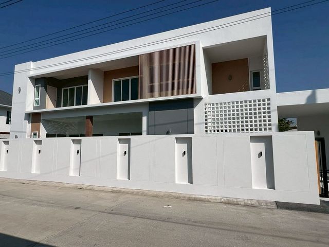 Luxury Pool Villa เพียง 10.9 ล้าน | #สันผักหวาน – #หางดง บ้านหรู 2 ชั้น #สไตล์โมเดิร์น ฟังก์ชันครบ สระเกลือส่วนตัว #โซนโรงเรียนนานาชาติ ใกล้เมืองเพียงไม่กี่นาทีพูลวิลล่าบนที่ดิน 100 ตร.วาพื้นที่ใช้สอย 305 ตร.ม.รวม 5 ห้องนอน | 5 ห้องน้ำโครงสร้างห้องนอนห้องมาสเตอร์ชั้นบน 2 ห้องห้องนอนเล็กชั้นบน 2 ห้อง (ใช้ห้องน้ำรวม)ห้องมาสเตอร์ชั้นล่าง 1 ห้องห้องน้ำกลางชั้นล่าง 1 ห้องพื้นที่ใช้สอยครบ�