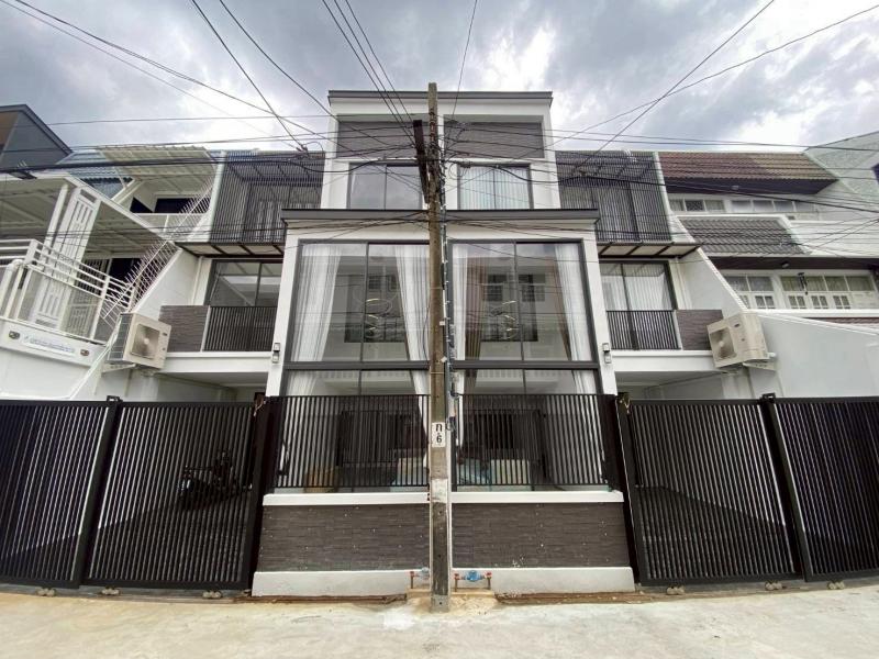 TH.181ทาวน์โฮมหรูใจกลางเอกมัย 22 ขายพร้อมผู้เช่า 85,000 บาท บ้านรีโนเวทใหม่ทั้งหลัง ที่ตั้ง คลองตันเหนือ วัฒนา กรุงเทพมหานคร 10110รายละเอียดบ้าน-เนื้อที่ 22 ตร.วา | พื้นที่ใช้สอย 200 ตร.ม.-3 ห้องนอน | 3 ห้องน้ำ | ที่จอดรถส่วนตัว 1 คัน-เพดาน Double Volume สูงโปร่ง สง่างาม รับแสงธรรมชาติเต็มที่-บ้านใหม่เสร็จสมบูรณ์ พร้อมเข้าอยู่ สถานที่ใกล้เคียง-ทำเลศักยภาพ – เอกมัย 22-ทำเลใจกลางสุขุมวิท เข้