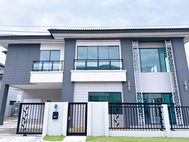 H.545WP001ขายบ้านเดี่ยว หมู่บ้านชีวารมย์ นครอินทร์ หลังหัวมุม เนื้อที่94.5 ตรว.ที่ตั้ง ถ. นครอินทร์ ตำบล บางขนุน อำเภอบางกรวย นนทบุรี 11130รายละเอียด- เนื้อที่ 94.5 ตารางวา-พื้นที่ใช้สอย 290 ตารางเมตร-4 ห้องนอน 5 ห้องน้ำ-1 ห้องแม่บ้าน-จอดรถได้4คัน-หลังหัวมุม-บ้านหันทางทิศเหนือสิ่งอำนวยความสะดวกในโครงการ-มีสระว่ายน้ำ-สโมสร-ฟิตเนส-สวนสาธารณะ-ระบบรักษาความปลอดภัย-ระบบ Easy passเข้าออก