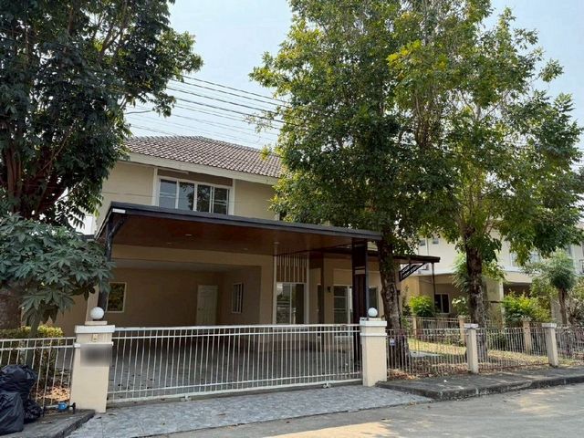 ราคาสุดคุ้ม เพียง 2.9 ล้าน #กาญจน์กนกวิลล์13 #สันกำแพง บ้านหลังใหญ่ สภาพดี พื้นที่กว้าง ทำเลดี ในโครงการคุณภาพ อยู่สบาย เดินทางเข้าเมืองสะดวก ในราคาจับต้องได้รายละเอียดบ้านที่ดินขนาด 80 ตร.วา4 ห้องนอน4 ห้องน้ำราคาขายเพียง 2.9 ล้านบาทเหมาะสำหรับครอบครัวใหญ่ หรือคนที่ต้องการพื้นที่ใช้สอยเยอะบรรยากาศโครงการเงียบสงบ น่าอยู่สถานที่ใกล้เคียง10 นาที ถึง ตลาดเจริญเจ�