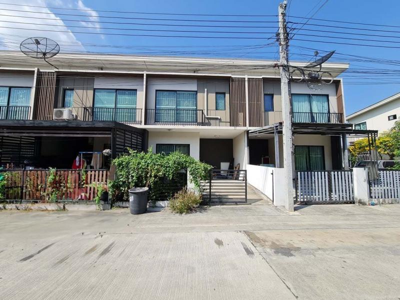   ขาย บ้านเดี่ยว/ทาวน์เฮ้าส์/คอนโด โครงการ  ขาย ทาวน์เฮ้าส์ เดอะคอนเนค 43 (วงแหวน-รามอินทรา2)  ถนน เลียบกาญจนาภิเษก แขวง ท่าแร้ง เขต บางเขน จังหวัด กรุงเทพมหานคร   ราคาโปรโมชั่น   2,192,000    บาท    ลดจาก  2,500,000   บาท ราคาโปรโมชั่นตั้งแต่วันที่  2 มีนาคม - 31 พฤษภาคม 2569  รายละเอียดทรัพย์ -  เนื้อที่   18.80 ตร.ว. ที่ใช้สอย 113.00 ตร.ม.  -  1 ที่จอดรถ  -  บ้านหันไปทางทิศ  ใต้  พิกัดทรัพย์ : https://maps.app.goo.gl/QjXhsN58k8sA9nUB7  สถา�