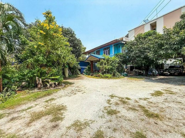 TEL:088-559 5199 คุณเอLine:https://line.me/ti/p/C0eGe0whLXนำเสนอที่ดินทำเลทอง ใกล้มหาลัยบูรพา เหมาะทำหอพัก ทำอพาร์ทเม้นท์ ราคาเจ้าของโดยตรงถนนบางแสนสาย3 ซอย4 เข้า-ออกได้หลายทางราคา 15 ล้านบาทราคาต่อรองได้ฟรีค่าโอนเนื้อที่ดิน 200 ตารางวา ประกอบไปด้วย 2 โฉนดหน้ากว้างของที่ดิน 32 เมตร - ลึก 30 เมตรที่ดินเป็นรูปสี่เหลี่ยมสวยงามถนนหน้าที่ดิน กว้าง 6 เมตรล้อมรอบด้วยหอพักและอพาร์ทเม้นมากมายมีบ้านอ�