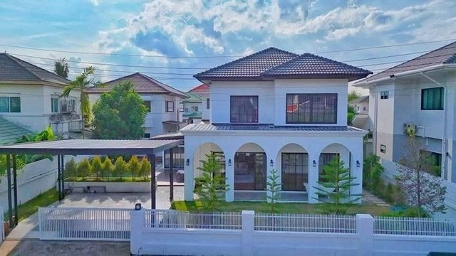 ให้เช่า 60,000 บาท/เดือน ขาย 8.9 ล้าน #กรีนวัลเล่ย์ #แม่ริม บ้านเดี่ยว 2 ชั้น สไตล์ #โมเดิร์น #เมดิเตอร์เรเนียน บ้านดีไซน์หรู บรรยากาศเงียบสงบ พร้อมสระว่ายน้ำส่วนตัว เหมาะทั้งอยู่อาศัย และพักผ่อนรายละเอียดบ้าน• เนื้อที่ 94 ตารางวา• พื้นที่ใช้สอย 268 ตารางเมตร• 4 ห้องนอน | 3 ห้องน้ำ• ห้องรับแขกกว้างขวาง• ห้องครัว• ห้องซักล้าง• ที่จอดรถ 2 คัน• สระว่ายน้ำส่วนตัว ขนาด 3 × 7 เมตร• 