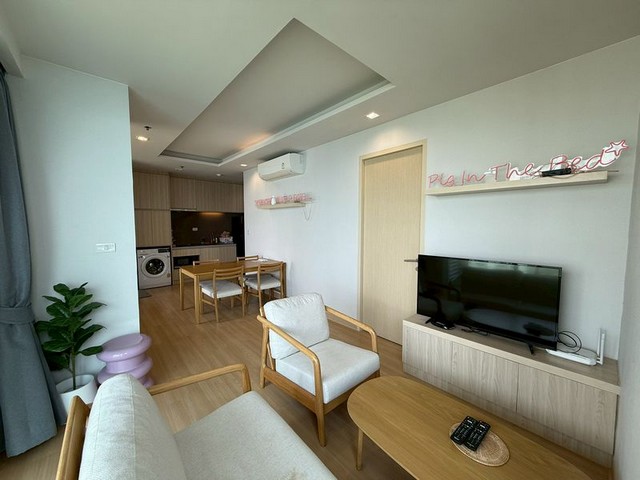 TEL:088-559 5199 คุณเอLine:https://line.me/ti/p/C0eGe0whLXให้เช่า คอนโด Yuu Resident ศรีราชา คอนโดสไตล์ญี่ปุ่นพิกัด : สุขุมวิทบางพระ ศรีราชาราคาเช่า 35,000 บาท/เดือน สัญญา 1 ปีมัดจำ 2 เดือน + ค่าเช่าล่วงหน้า 1 เดือนห้องอยู่ชั้น 27 Sea Viewพื้นที่ขนาด 63 ตารางเมตร2 ห้องนอน 2 ห้องน้ำ1 ห้องโถง1 ครัวสิ่งอำนวยความสะดวก- ประตู digital doorlock- สมาร์ททีวี 1 เครื่อง /wifi- แอร์ 3 เครื่อง- ตู้เย็น- เตาไมโครเวฟ เตาไฟฟ้า เครื่องดูดควัน- เครื่องทำน้