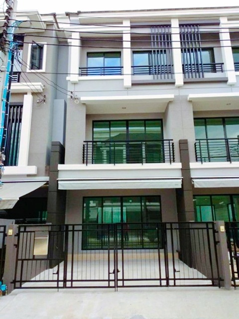 ใกล้โฮมโปร สุขสวัสดิ์ 22 ตร.ว.และจุดขึ้นลงทางด่วน เชื่อมต่อเข้าเมืองได้ง่าย 260 ตร.ม.บิ๊กซี สุขสวัสดิ์ 500 ม. ทาวน์โฮม3 ชั้น 3 นอน 3 น้ำ 24,998 B-M.บ้านกลางเมือง ใกล้แยกพระประแดง ทำเลติดถนนใหญ่ เดินทางสะดวก ใกล้แหล่งการค้า ตลาดพระประแดง 2 กม.near HomePro SukSawat 22 sq.wa. 260 sq.m.Big C Suk Sawat 500 m. 3 story townhome 3 bed 3 bath  24,998 B-M Baan Klang Muang near Phra Pradaeng intersection prime location on main road convenient transportation close to shopping areas Phra Pradaeng market 2 km. and expressway access points for easy access to the cityถนนสุขสวัสดิ์ ตำบลบาง�